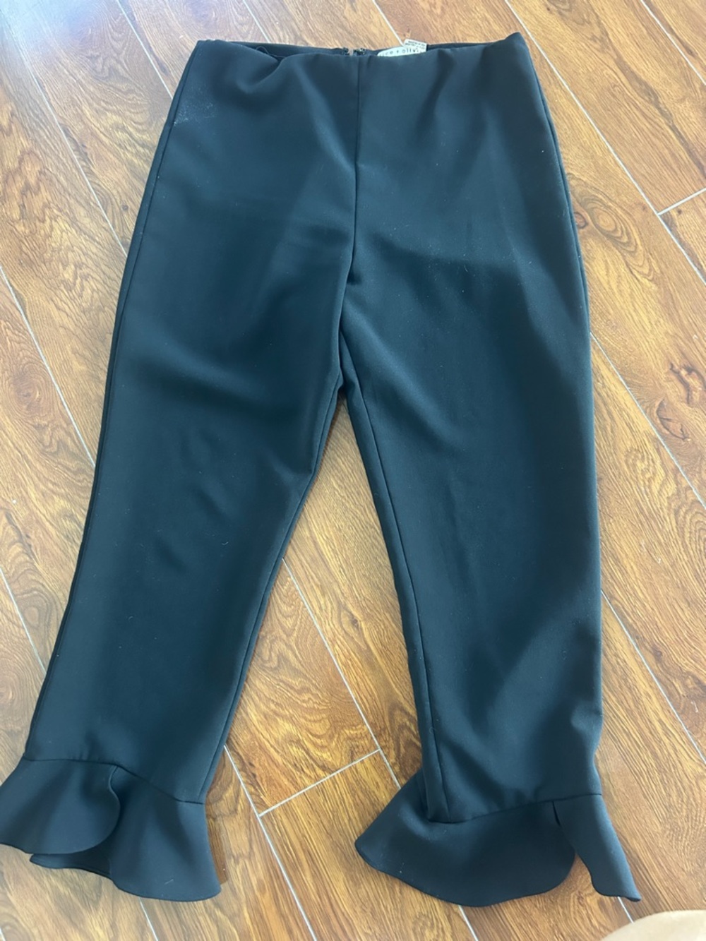 Alice + Olivia Black Sleek Cropped Trousers with Subtle Hem Detail